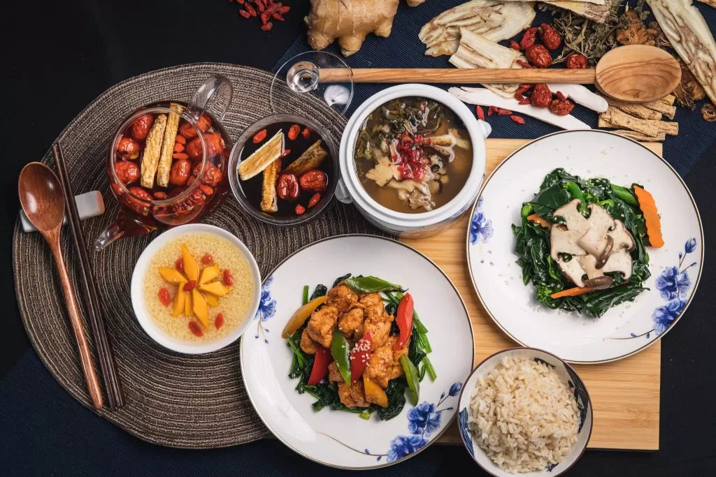 产后肚子为何依然鼓鼓?从筋膜松弛、腹内压力变化到积气问题,全面解析原因与改善方法。附 DEqueME饮食法的产后饮食建议,帮助你安全恢复紧致腹部。